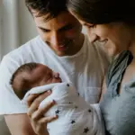 Det kan være svært for parforholdet når 2 bliver til 3 - her er 6 tips til at passe godt på hinanden